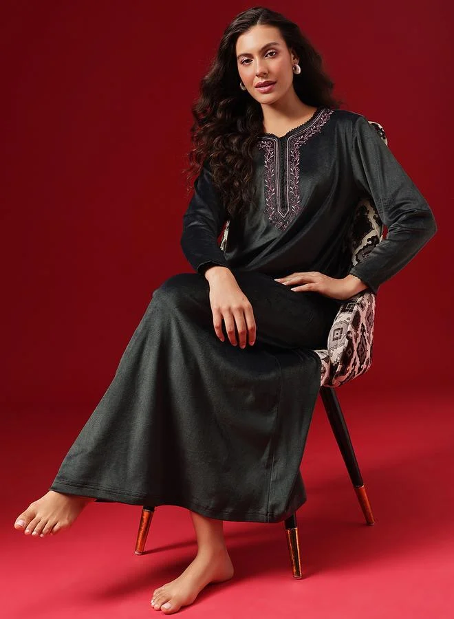 كلوفيا قميص نوم مخمل بياقة v